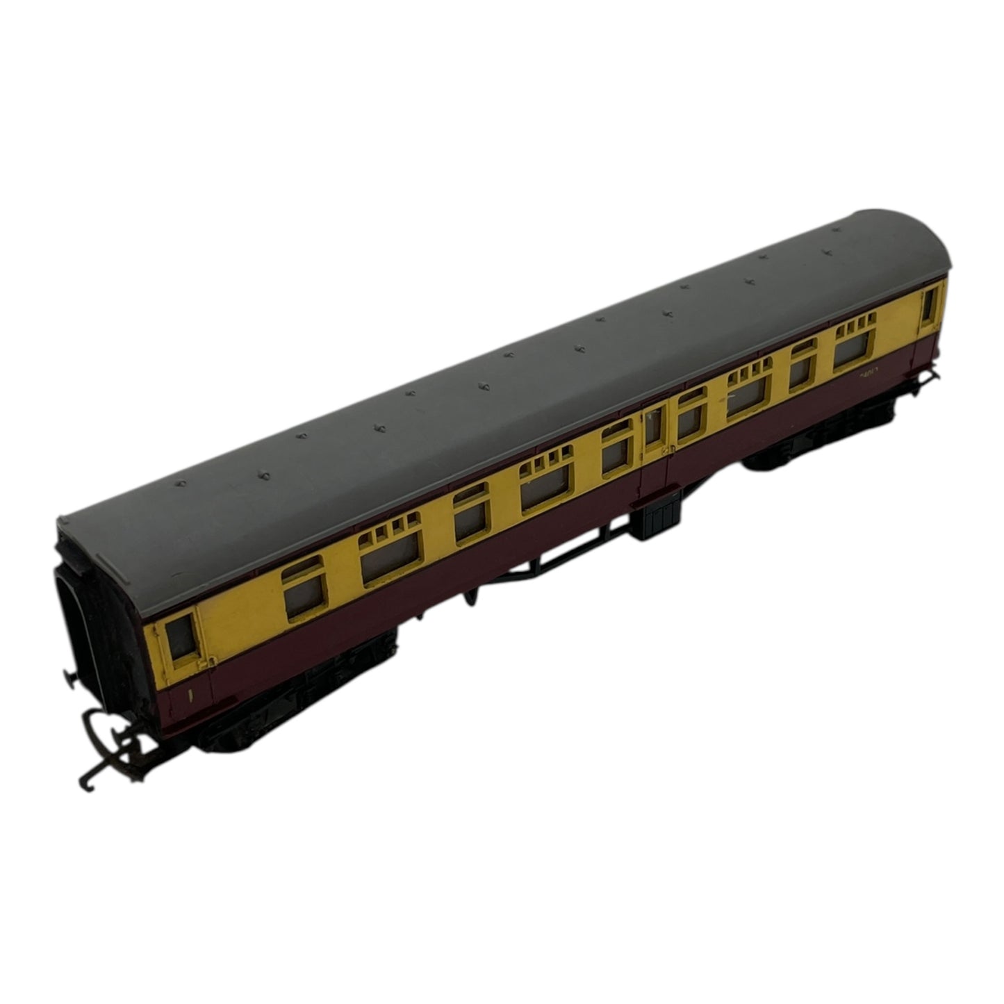 Tri-ang Restaurant Car – Maroon and Cream – OO Gauge – Poor Condition (1 of 3)