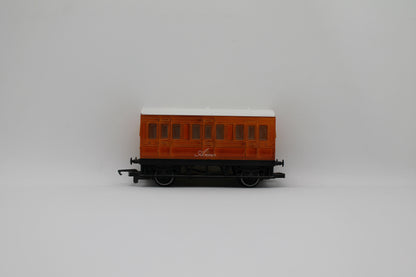 Hornby Thomas & Friends Annie Coach OO Gauge (Pre-Owned)