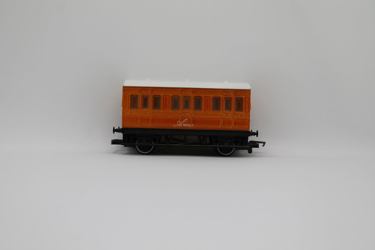 Hornby Thomas & Friends Annie Coach OO Gauge (Pre-Owned)