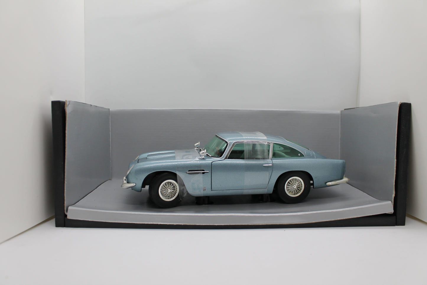 Chrono H1003 Aston Martin DB5 1963 Metallic Ice Blue 1:18 Scale Diecast Model (Pre-Owned)