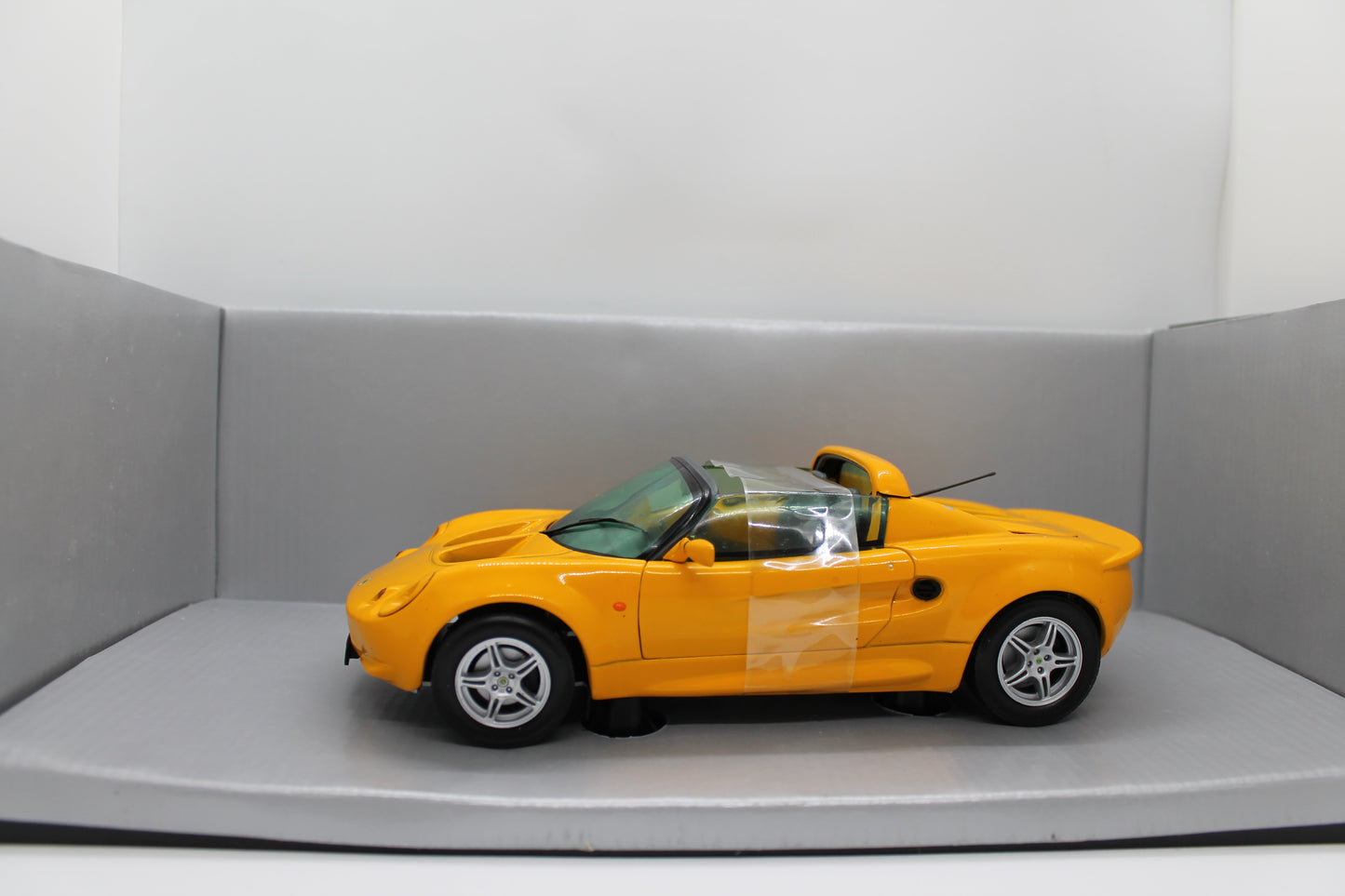Chrono H1020 Lotus Elise 1997 Norfolk Mustard 1:18 Scale Diecast Model (Pre-Owned)