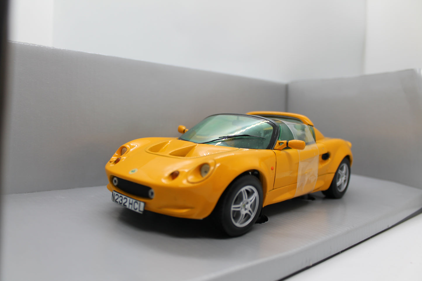 Chrono H1020 Lotus Elise 1997 Norfolk Mustard 1:18 Scale Diecast Model (Pre-Owned)