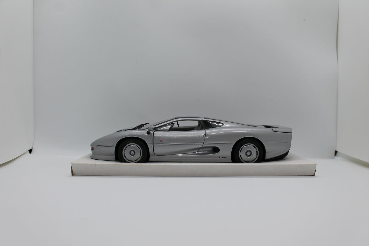Matchbox Masterclass Jaguar XJ220 1:24 Scale Diecast Model (Pre-Owned)