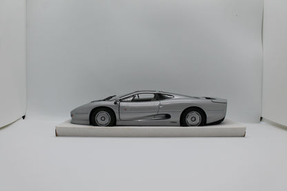 Matchbox Masterclass Jaguar XJ220 1:24 Scale Diecast Model (Pre-Owned)