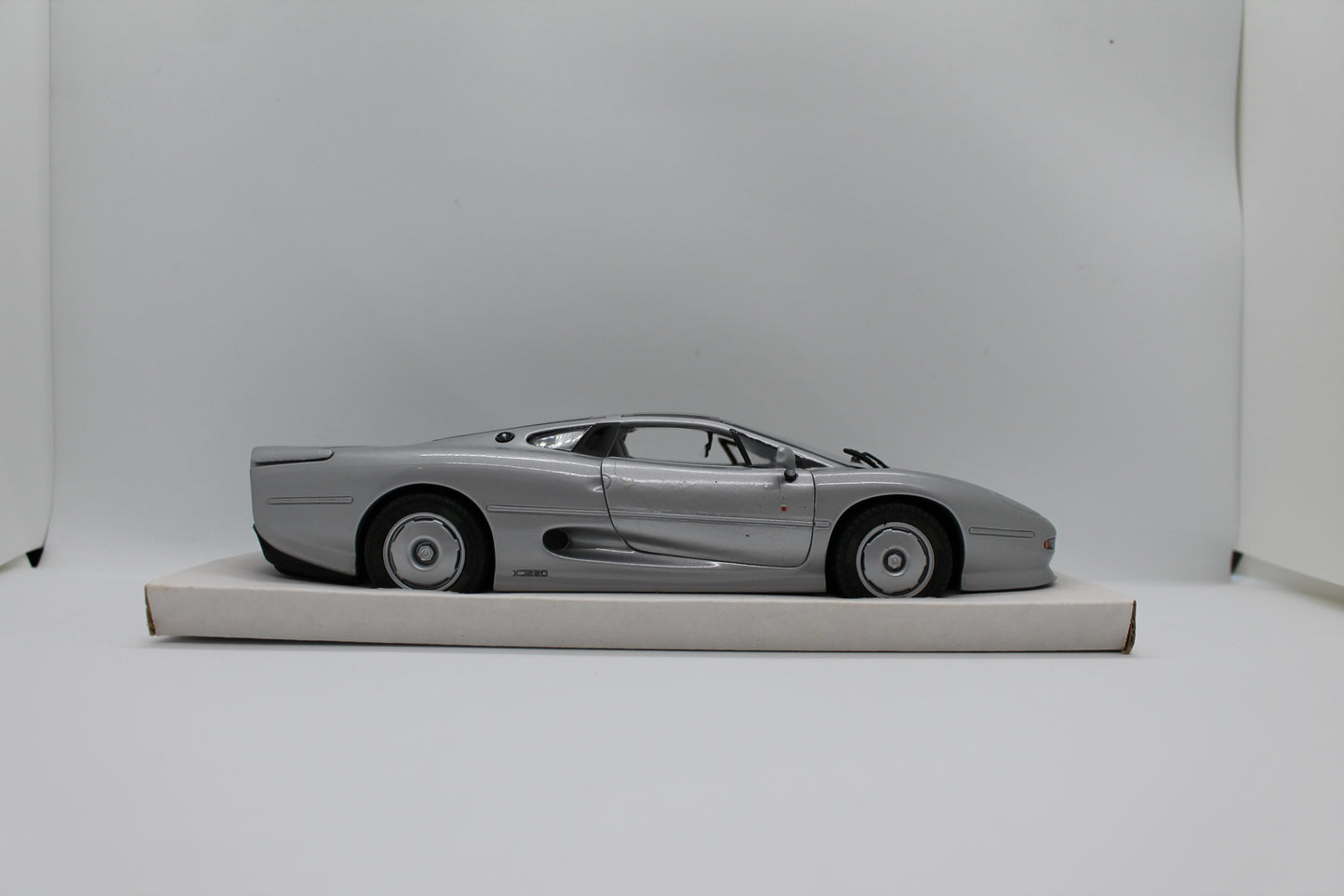Matchbox Masterclass Jaguar XJ220 1:24 Scale Diecast Model (Pre-Owned)