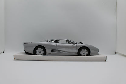 Matchbox Masterclass Jaguar XJ220 1:24 Scale Diecast Model (Pre-Owned)