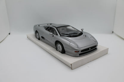 Matchbox Masterclass Jaguar XJ220 1:24 Scale Diecast Model (Pre-Owned)