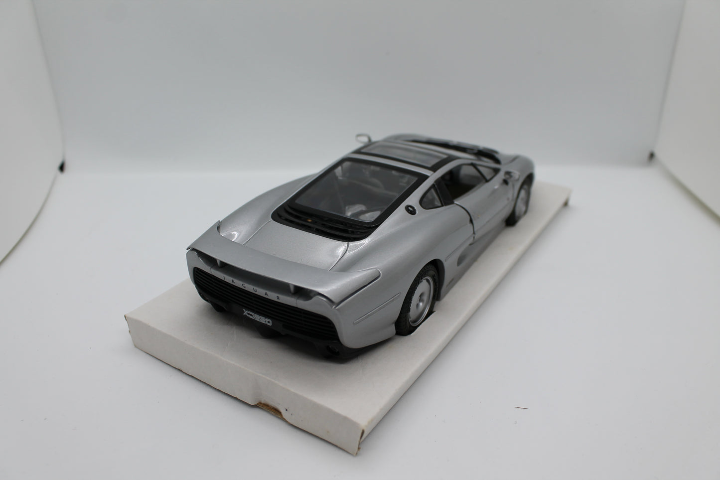 Matchbox Masterclass Jaguar XJ220 1:24 Scale Diecast Model (Pre-Owned)
