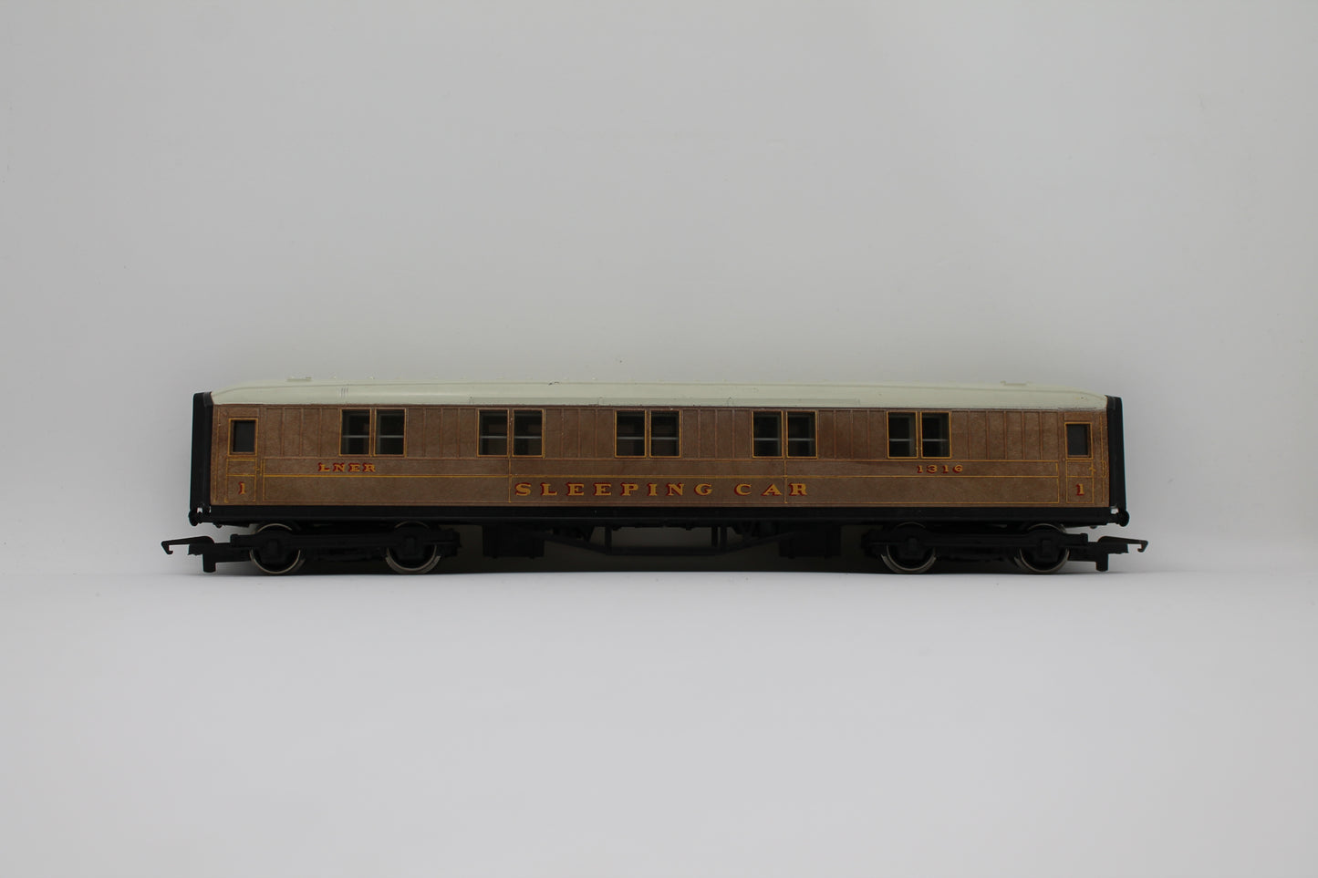 Hornby LNER 1316 Sleeping Car Coach OO Gauge (Pre-Owned)