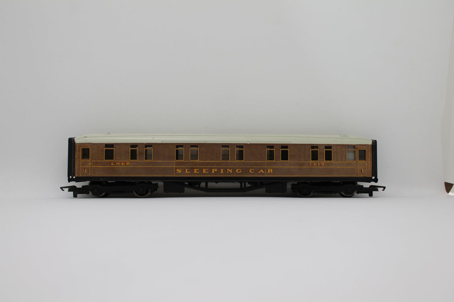 Hornby LNER 1316 Sleeping Car Coach OO Gauge (Pre-Owned)