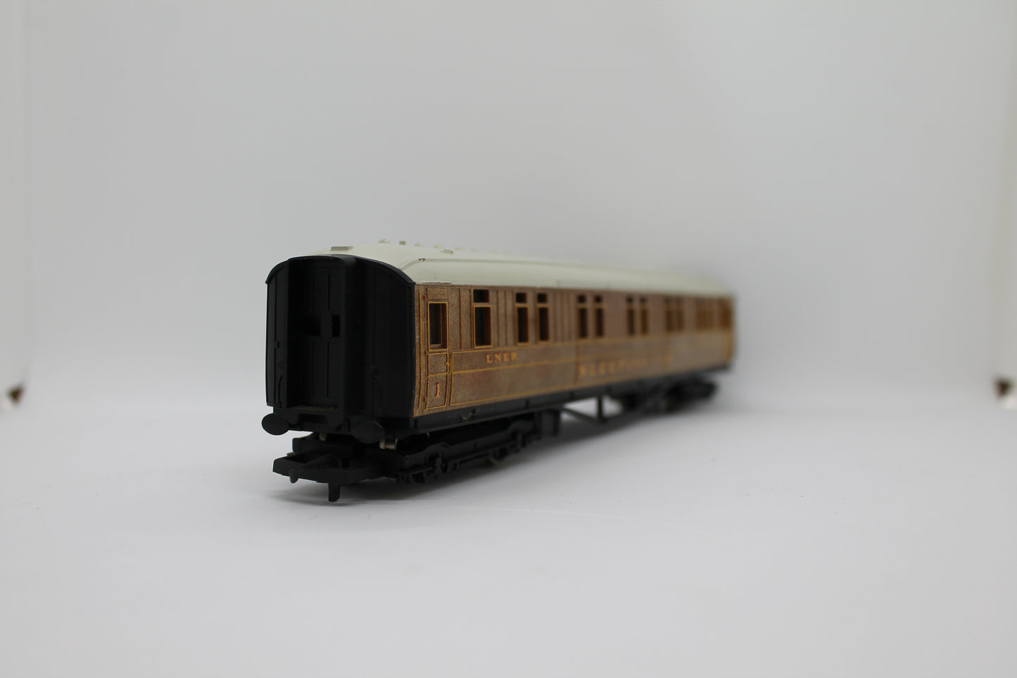 Hornby LNER 1316 Sleeping Car Coach OO Gauge (Pre-Owned)